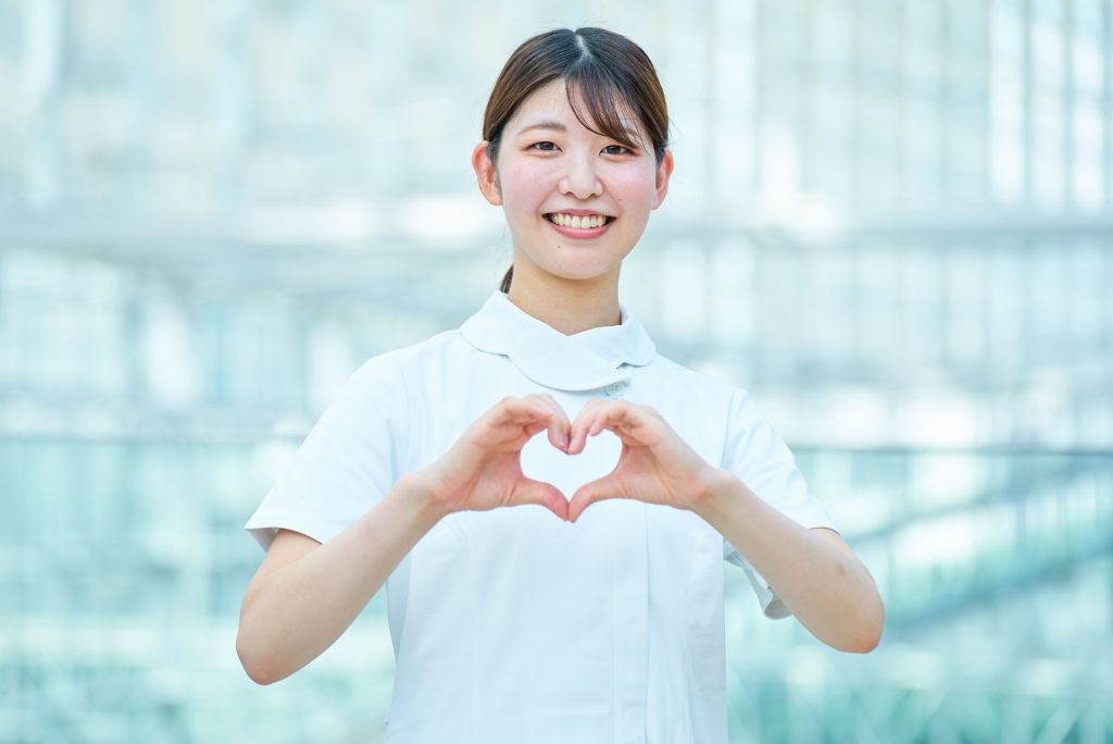 ハートマークを作るナース